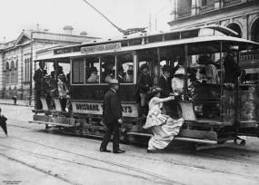 Woman getting on a tram, Brisbane, Queensland, 1910-1920. The sign on the No. 30 tram reads ‘New Farm, W’Gabba, Boggo Rd’. Source: State Library of Queensland, http://hdl.handle.net/10462/deriv/56304